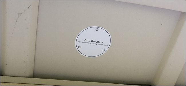 Разметка места крепления камеры на поверхности потолка