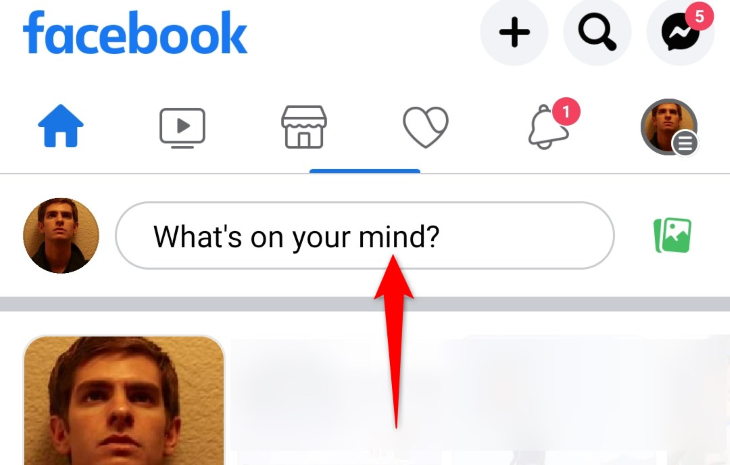 Поле создания поста «Что у вас на уме?» в приложении Facebook.