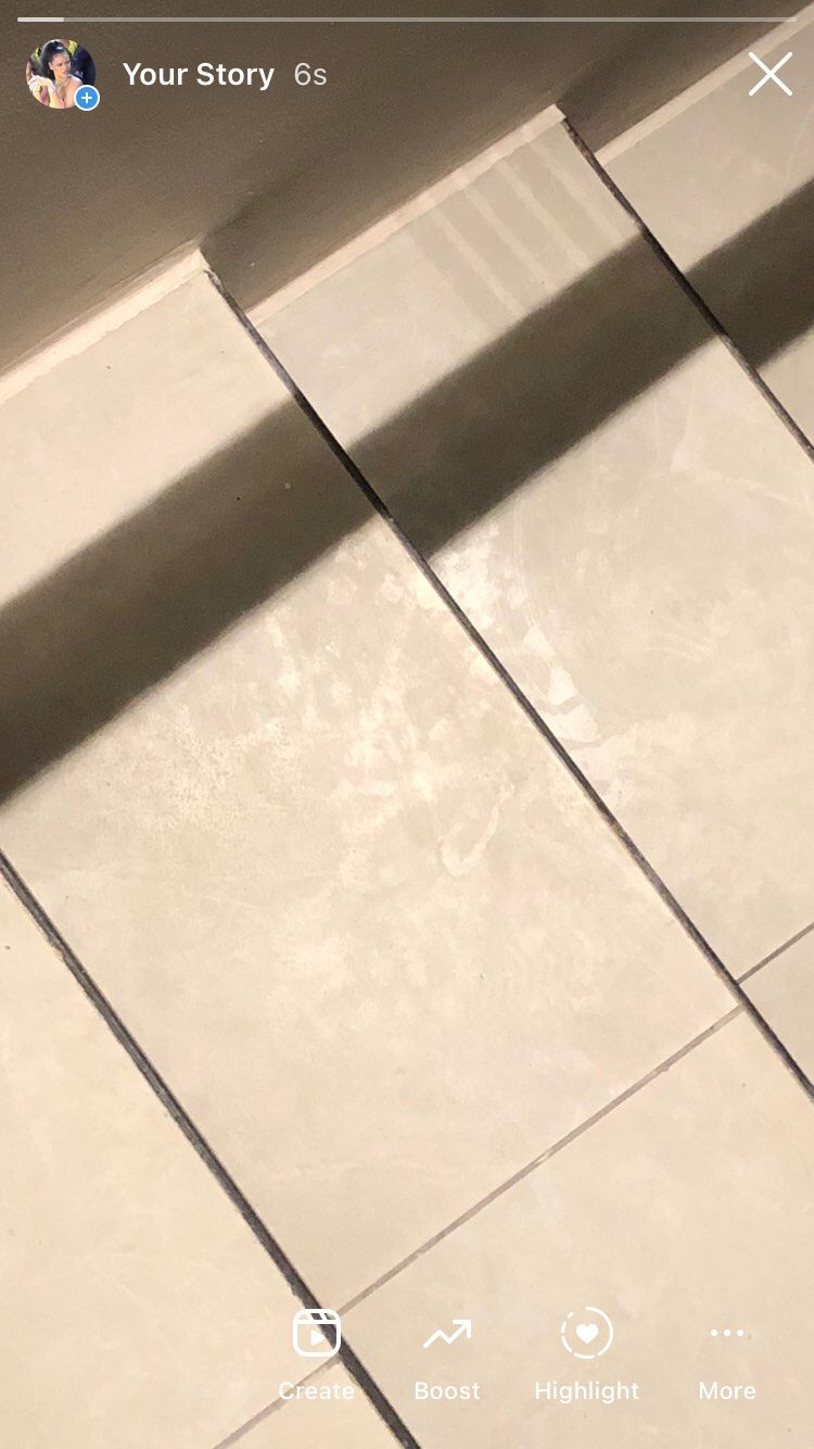 Экран мобильного приложения Instagram с историей и лестницей