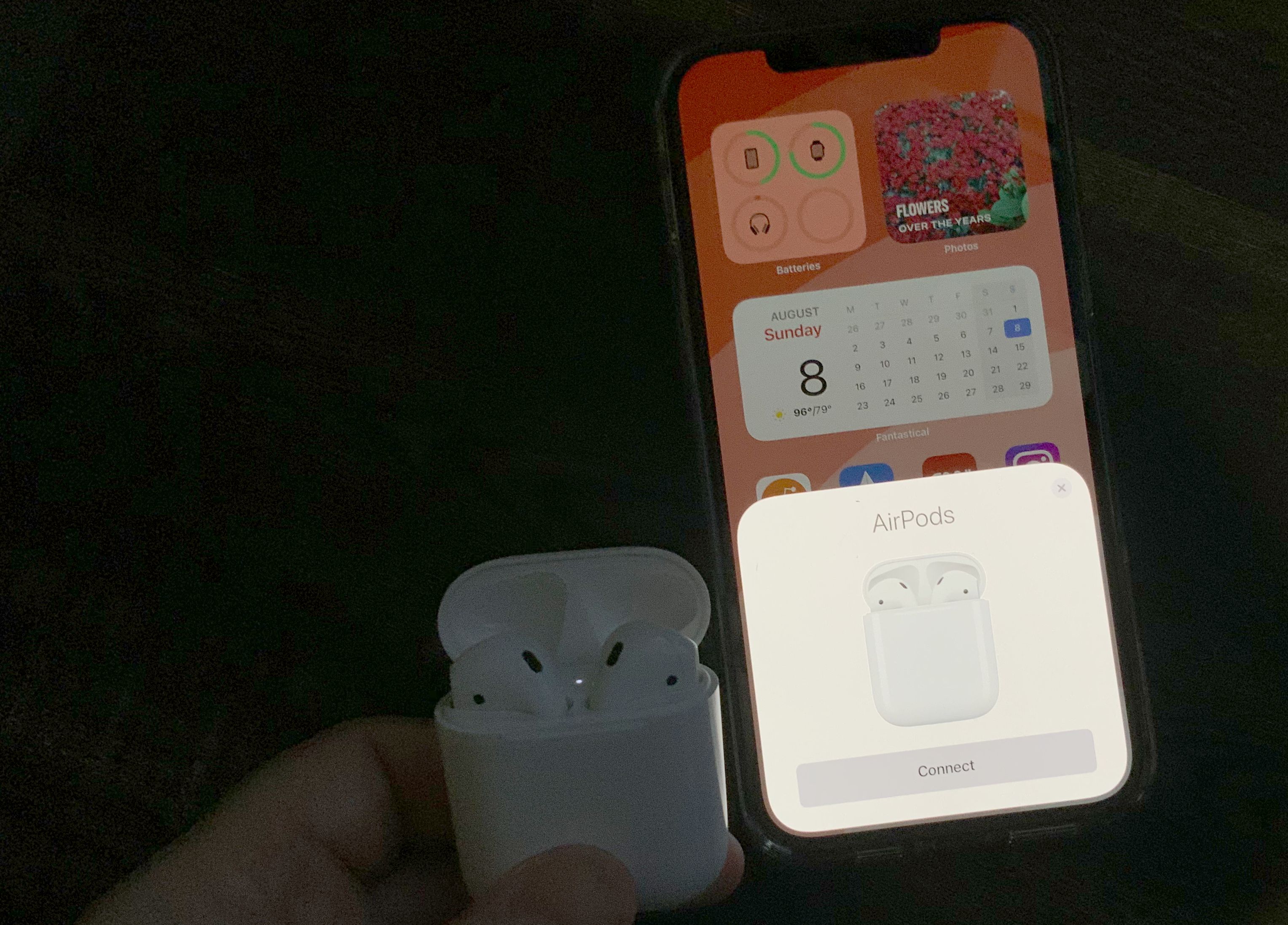 Экран iPhone с анимацией подключения AirPods
