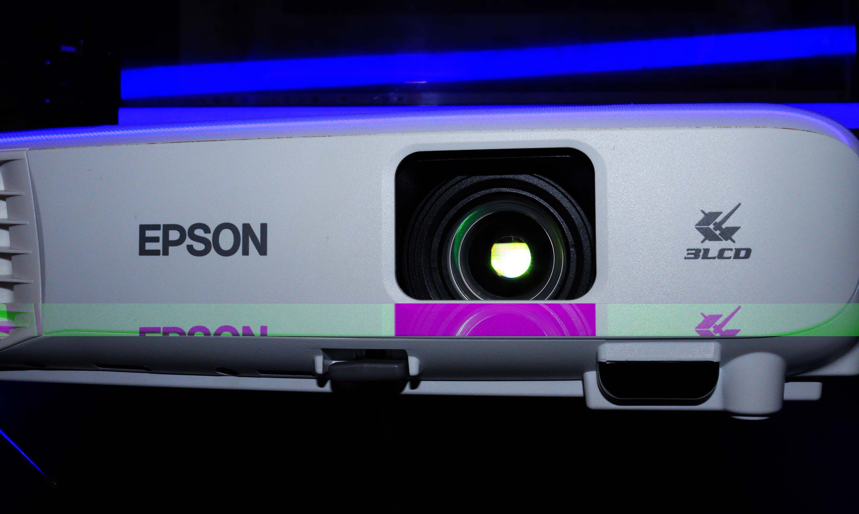 Проектор Epson с синими индикаторами сверху