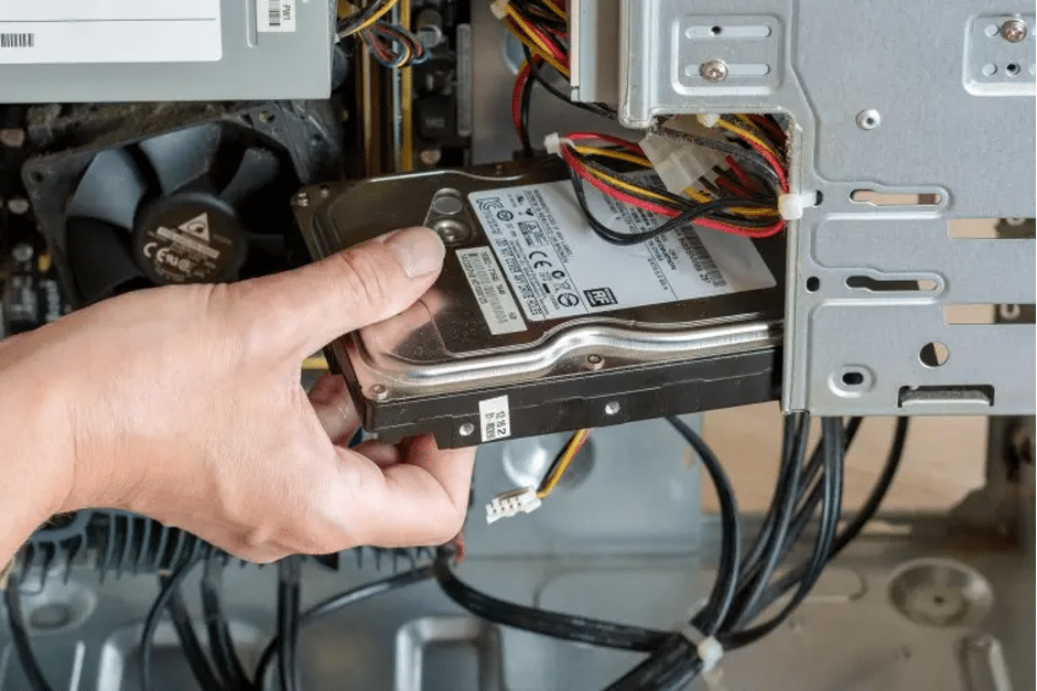 SSD M.2 instalado na placa-mãe e SSD/HDD em baias do gabinete