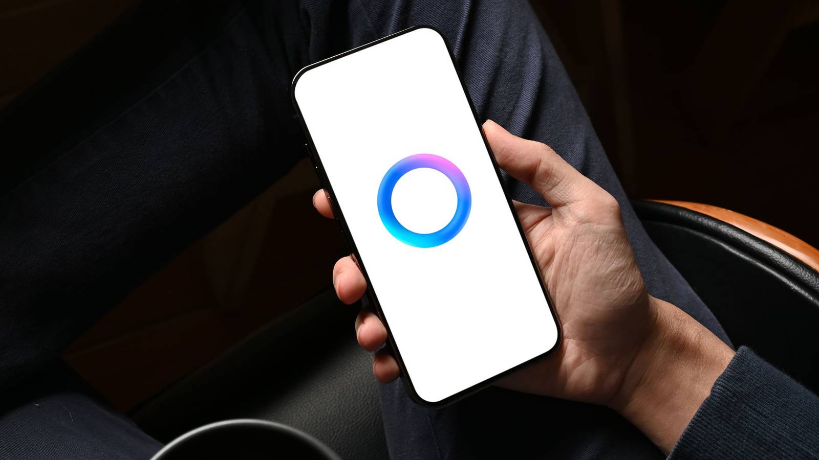 Мужчина держит смартфон с логотипом Meta AI