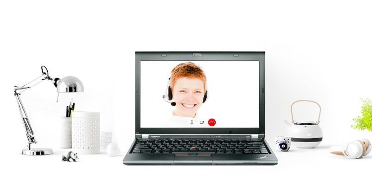 Изображение ноутбука с женщиной в наушниках на экране