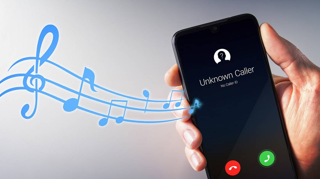 Рука держит смартфон с экраном настроек звука на дисплее