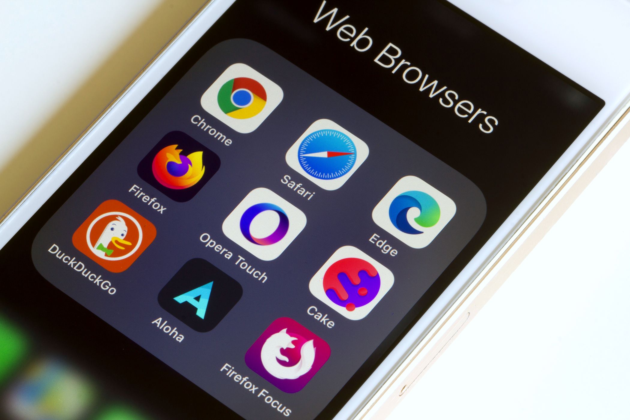 иконки веб-браузеров на экране смартфона
