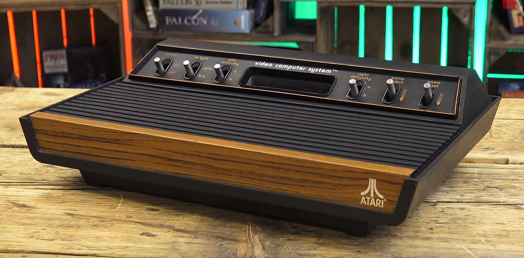 Консоль Atari 2600 на столе, вид с передней панели