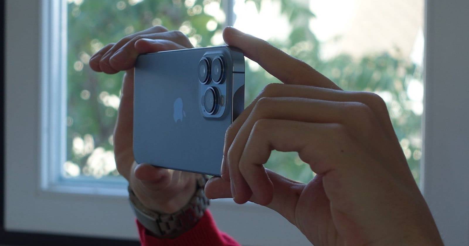 Человек фотографирует на iPhone Pro