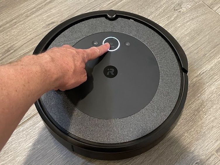 Нажмите и удерживайте кнопку Clean на корпусе Roomba