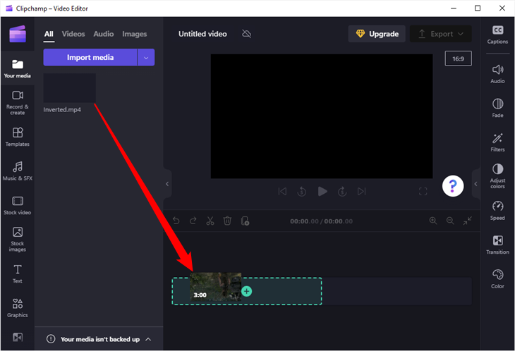 Перетаскивание клипа в рабочую область Clipchamp