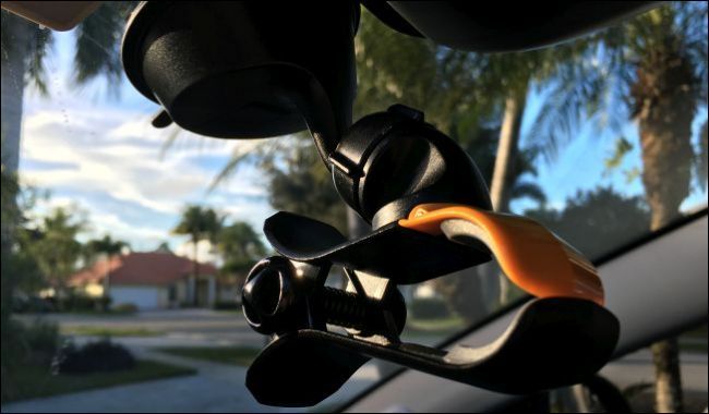 Крепление на лобовом стекле — вид держателя и смартфона в салоне