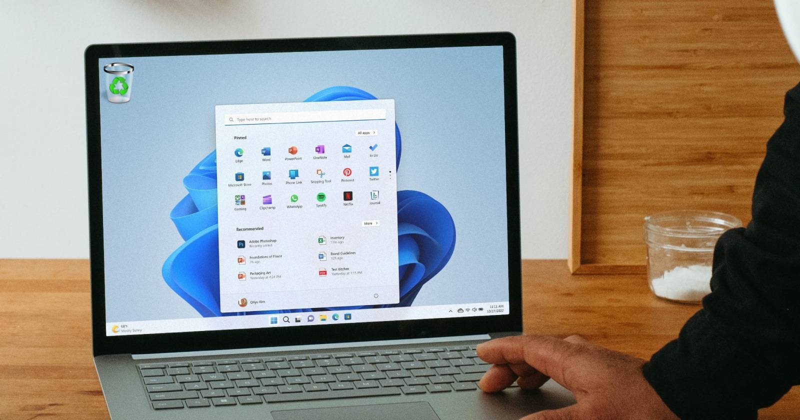 Пользователь, работающий на ноутбуке с Windows 11