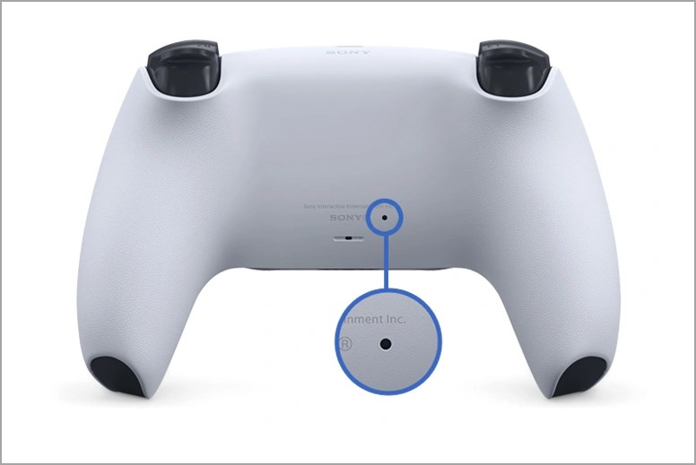 Кнопка аппаратного сброса на задней части контроллера PS5