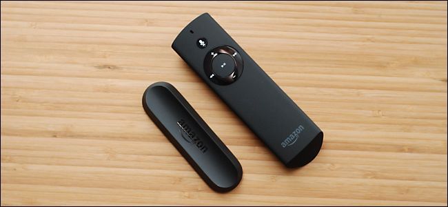 Пульт лежит на столе рядом с Echo; магнитная подставка на заднем фоне