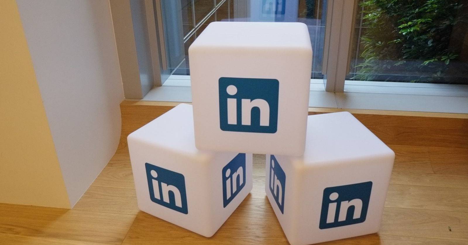 Три блока с логотипом LinkedIn