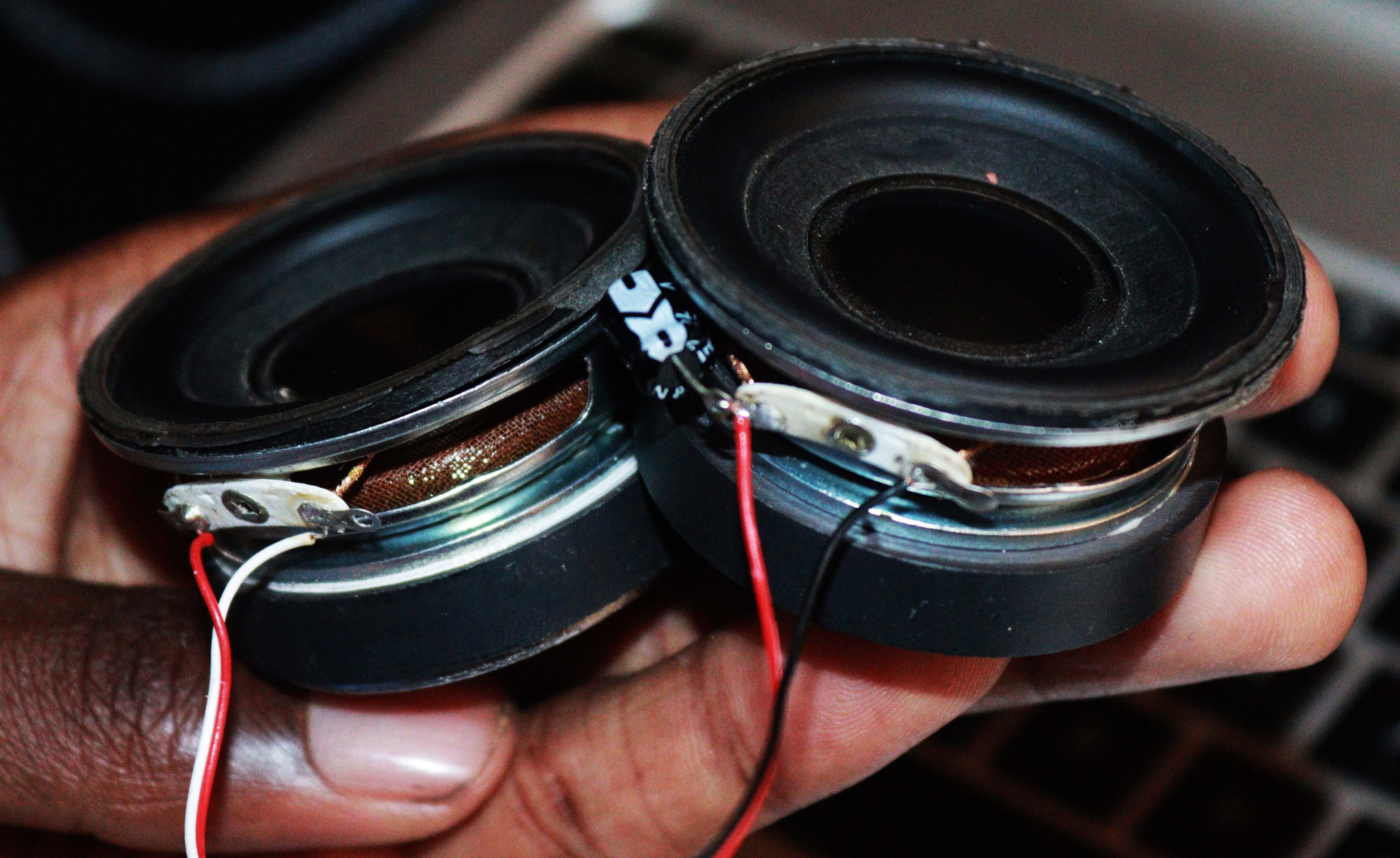 Четыре провода, подключённые к двум динамикам