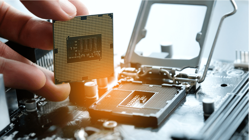 CPU posicionada no soquete com alavanca de fixação e cooler pronto