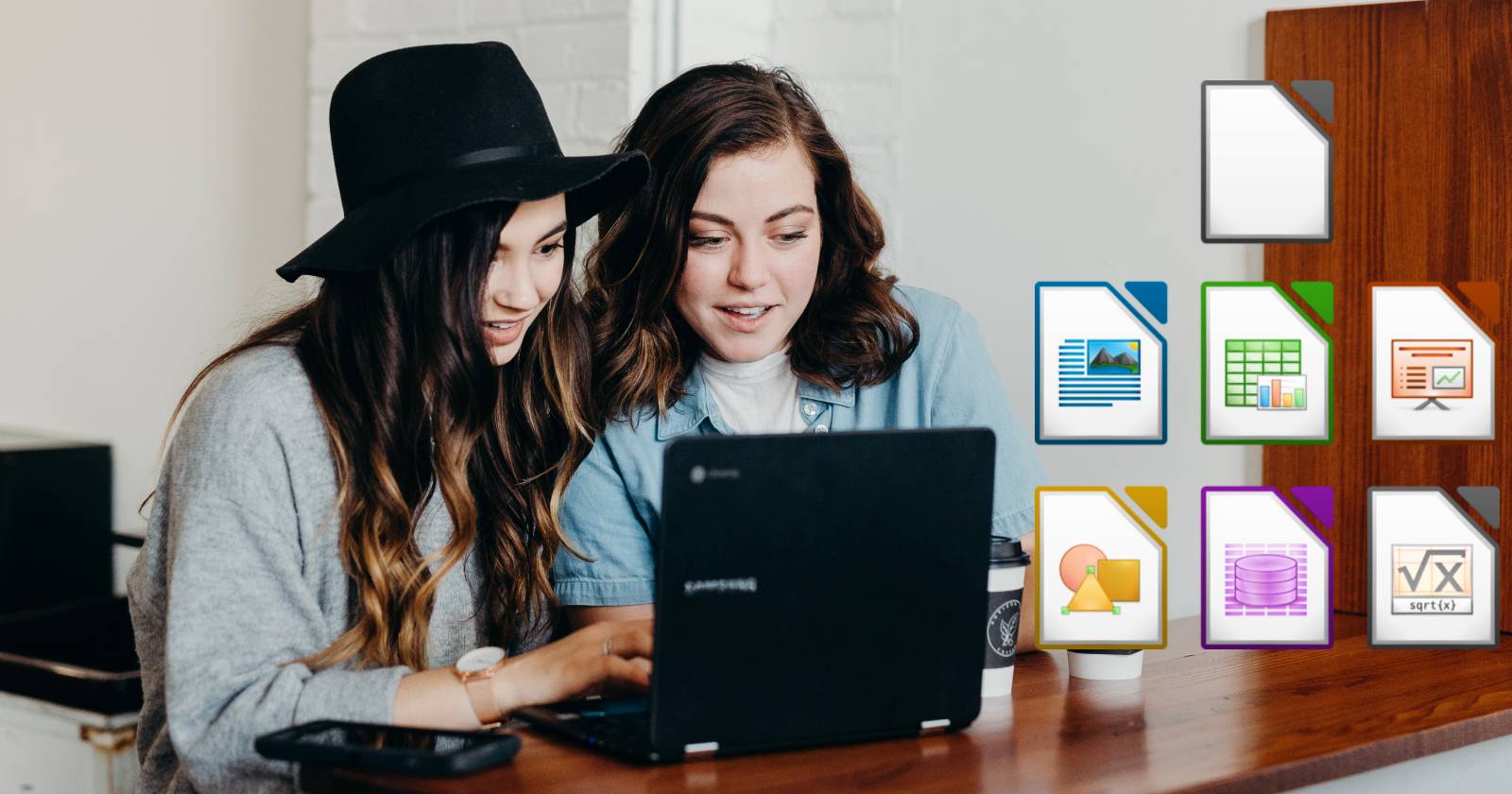 Студенты работают с программами LibreOffice на ноутбуке