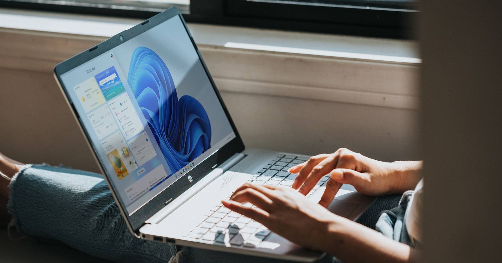 Ноутбук с Windows 11 и открытым приложением WingetUI