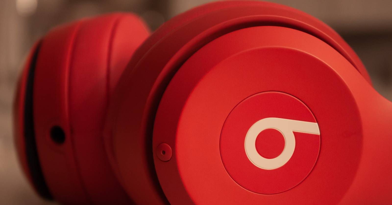 Фото наушников Beats крупным планом на светлом фоне