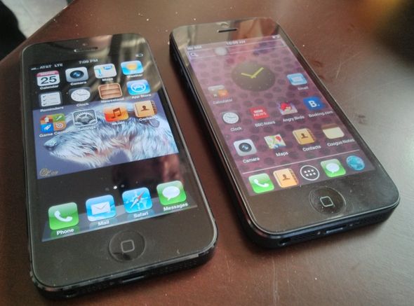 Фото: задняя панель телефона с маркировками и альтернативным логотипом