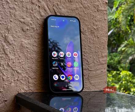 Google Pixel 9, лежащий у стены, демонстрирует экран