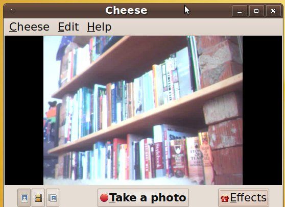Фото EyeToy на столе, подключённый к компьютеру