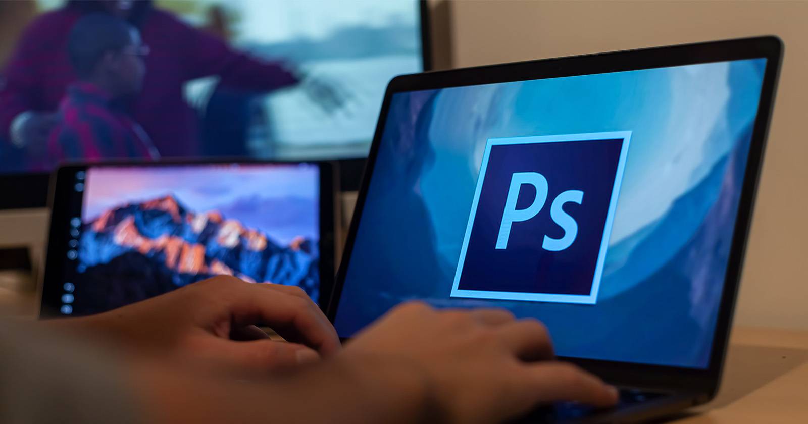 Ноутбук с иконкой Photoshop на экране