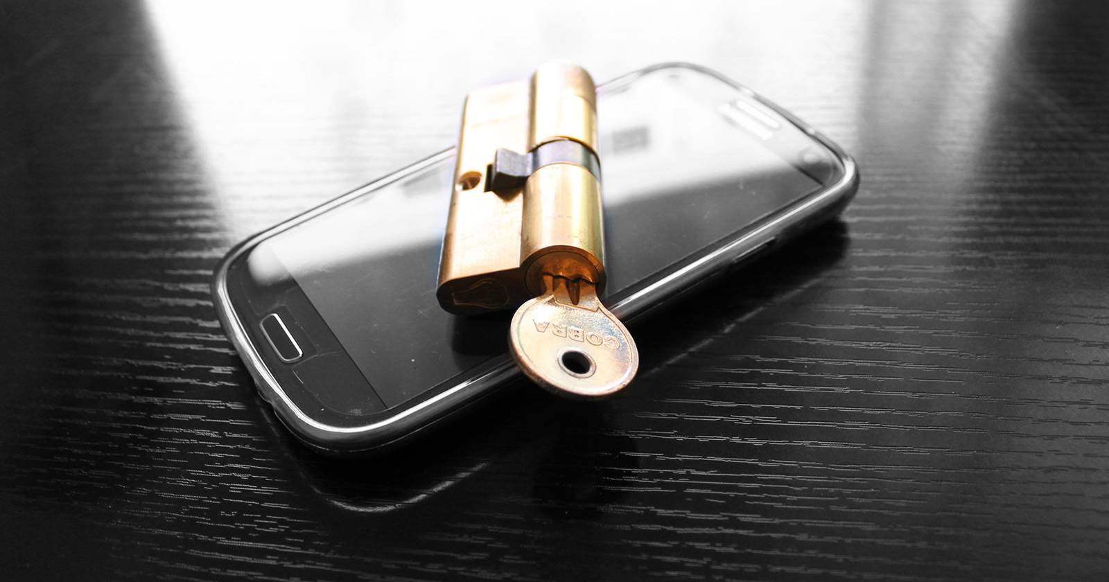Замок и ключ лежат на смартфоне