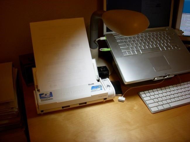 Камера смартфона сканирует бумажный документ