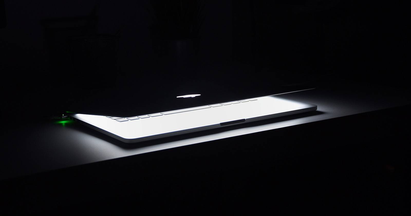 MacBook пробуждается из режима сна в темной комнате