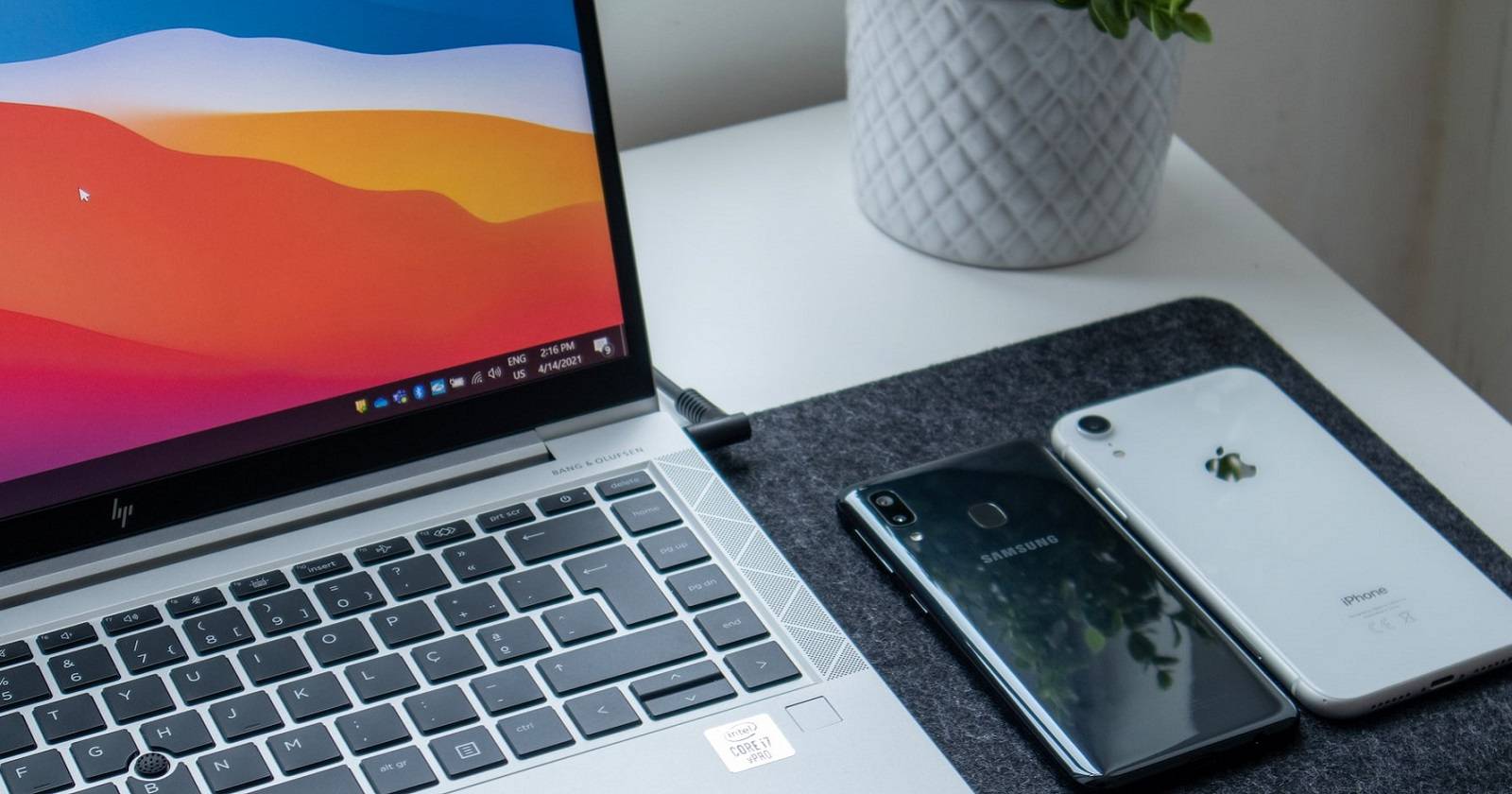 iPhone и ноутбук с Windows