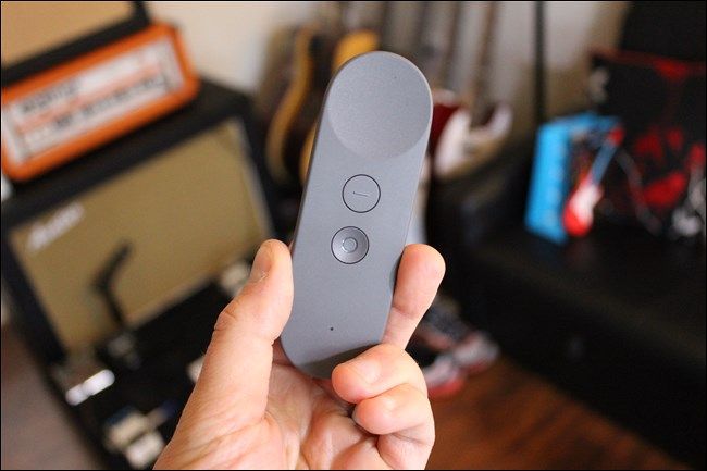 Контроллер Daydream крупным планом — кнопки и тачпад