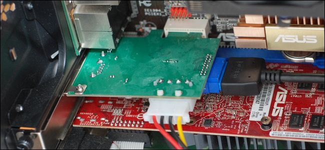 Установленная USB 3.0 PCI‑E карта с подключёнными кабелями питания и внутренним шлейфом