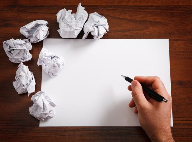 Записи в дневнике на столе