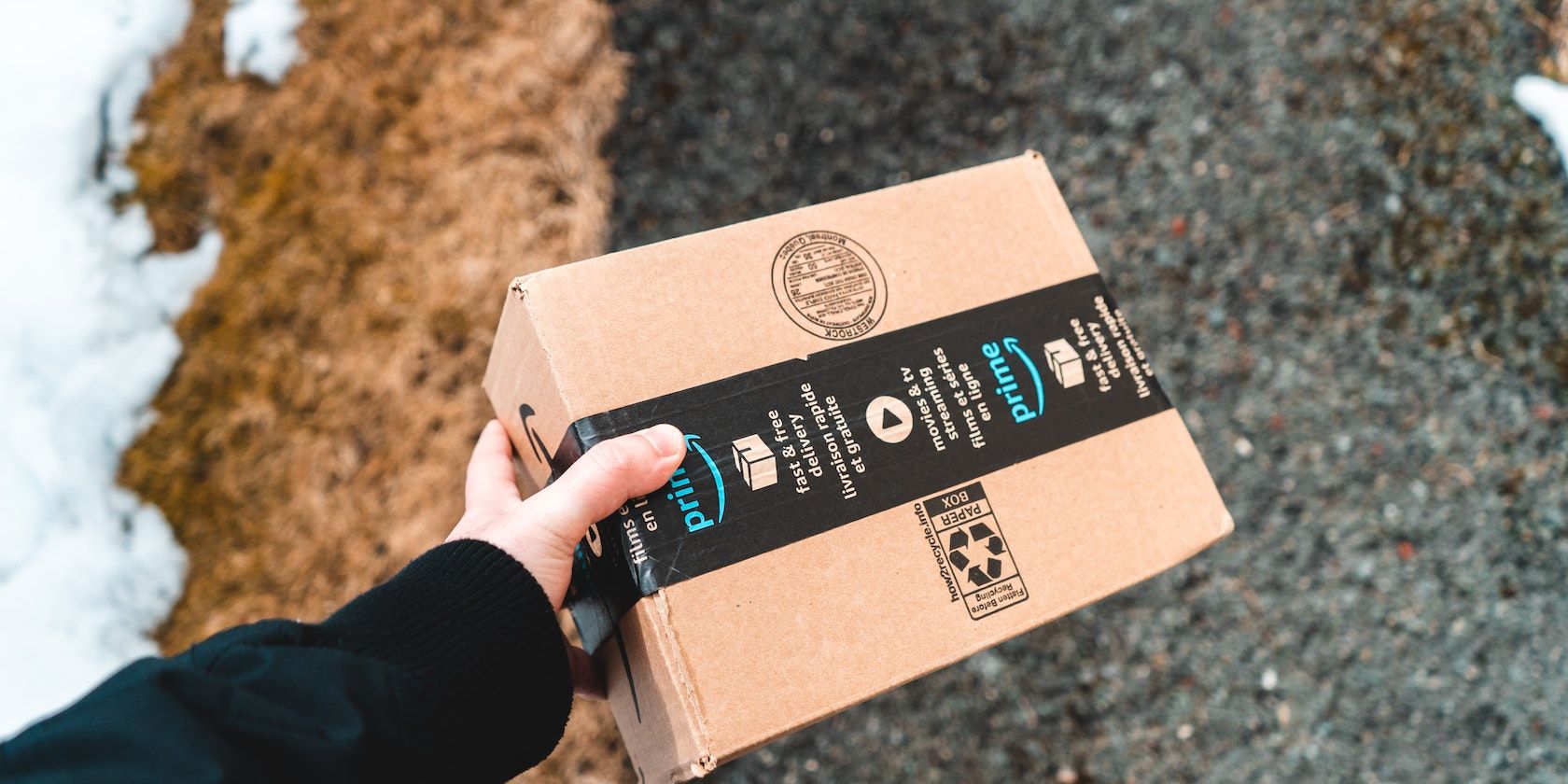 Посылка Amazon на пороге