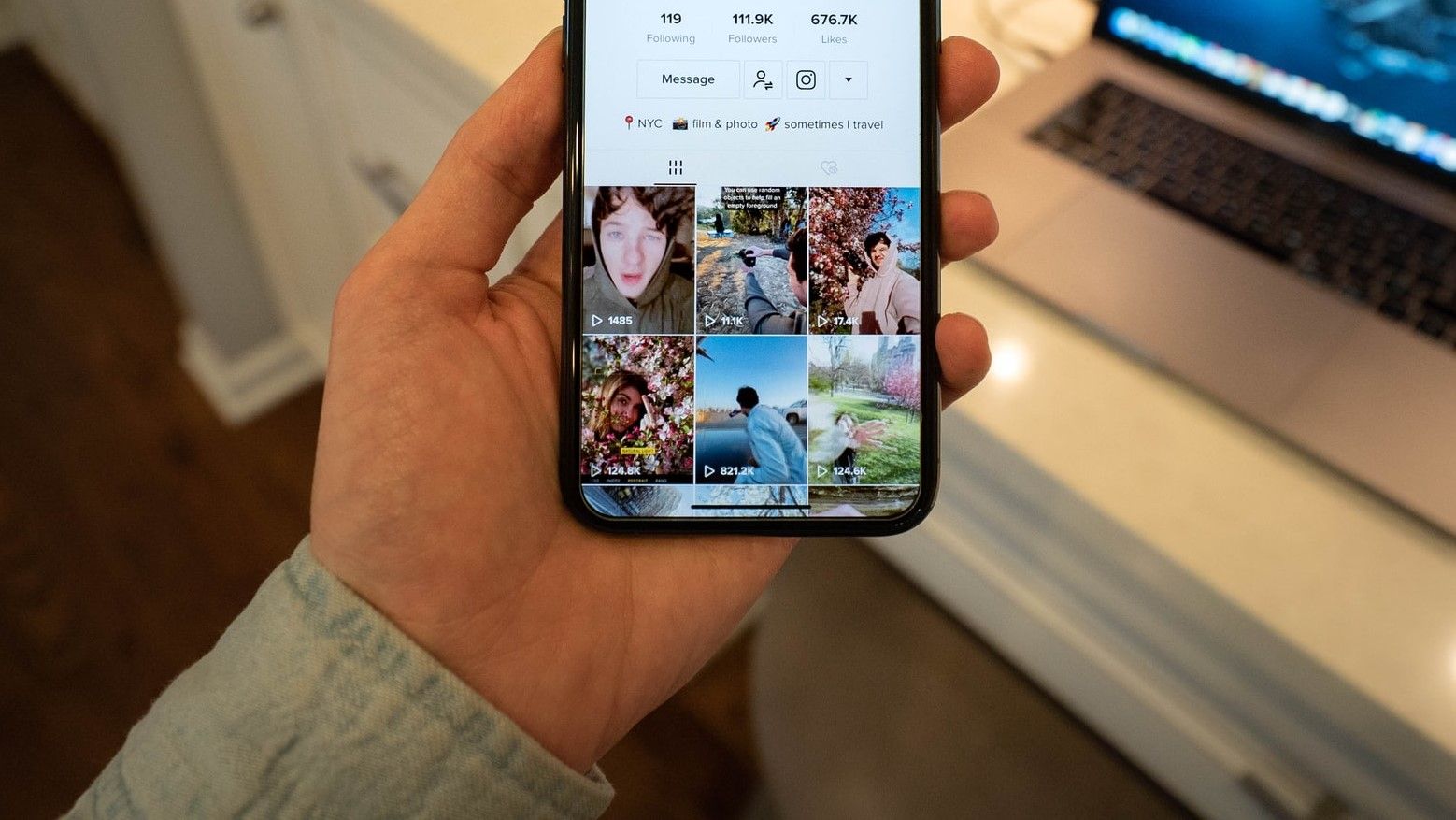 Миниатюры в соцсетях на телефоне.