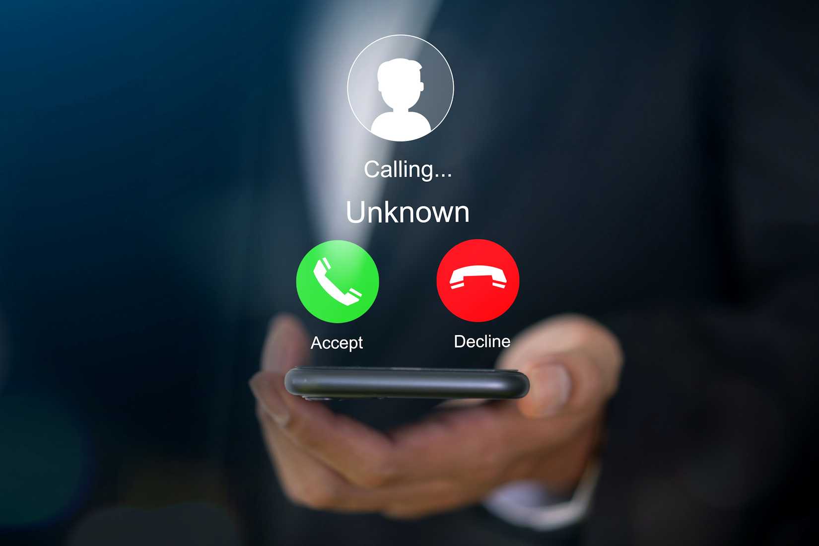 Человек принимает звонок с неизвестного номера на смартфоне