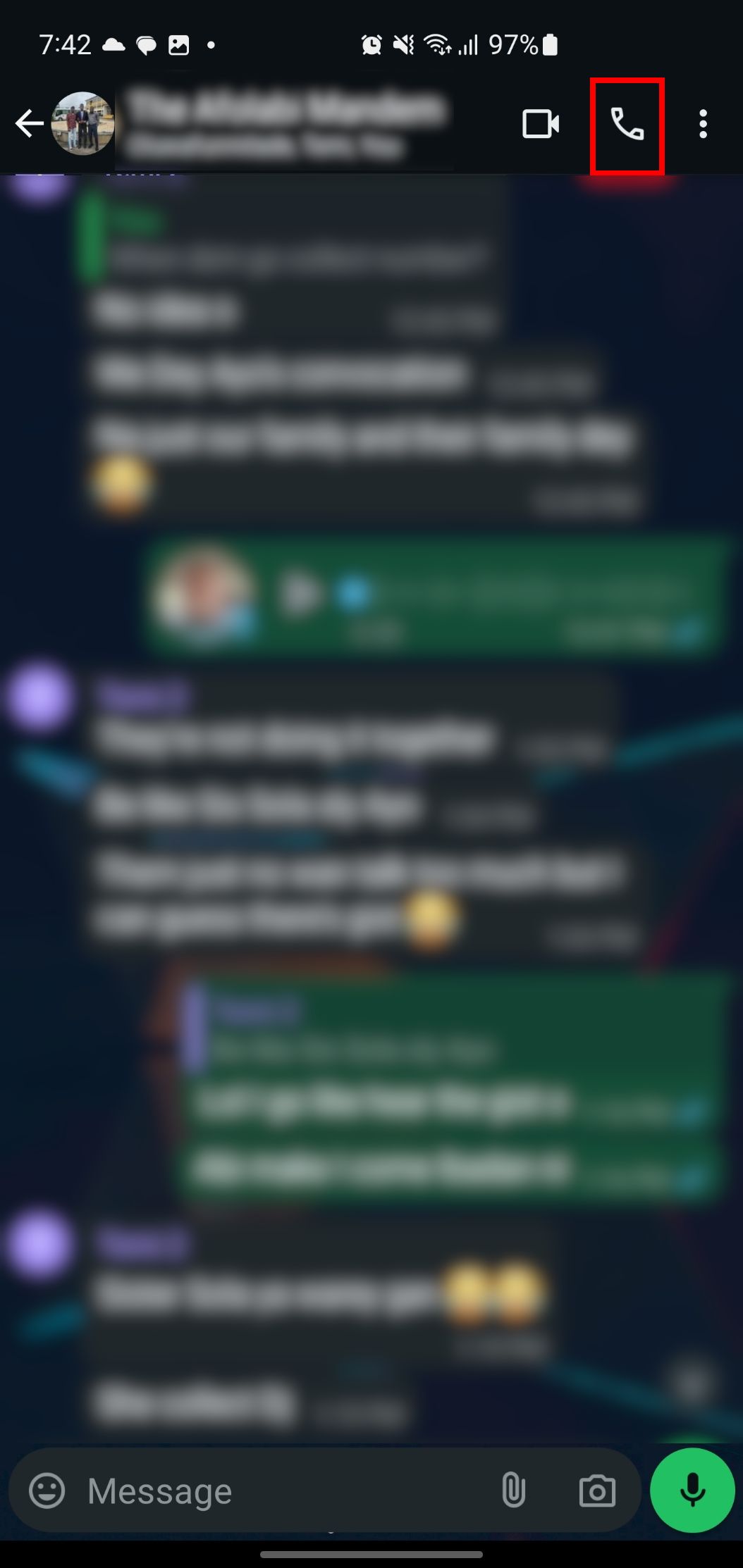 Скриншот значка вызова на странице группового чата WhatsApp.