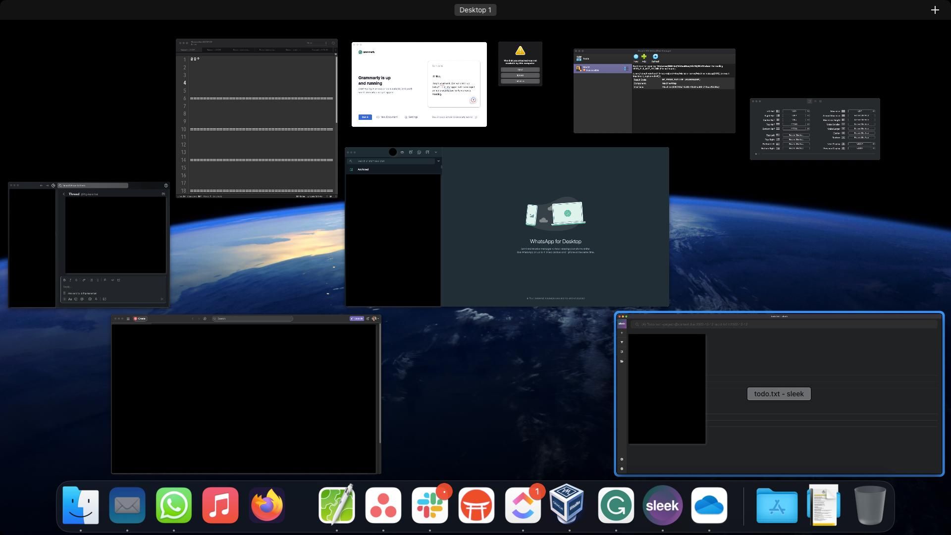 Экран macOS Ventura после загрузки с открытыми приложениями в Mission Control