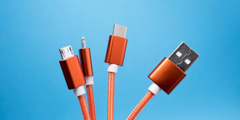Оранжевые кабели Lightning и USB‑C на синем фоне