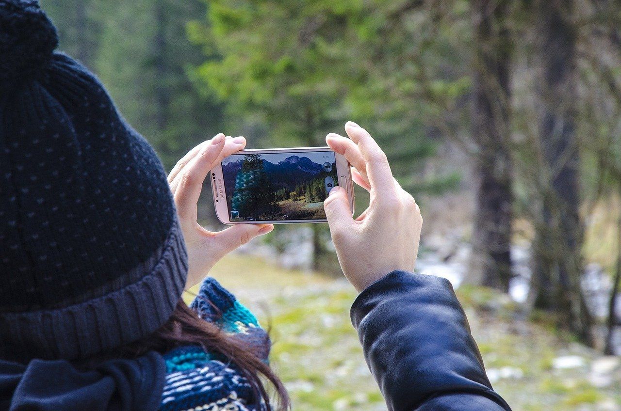 Девушка делает фото телефоном