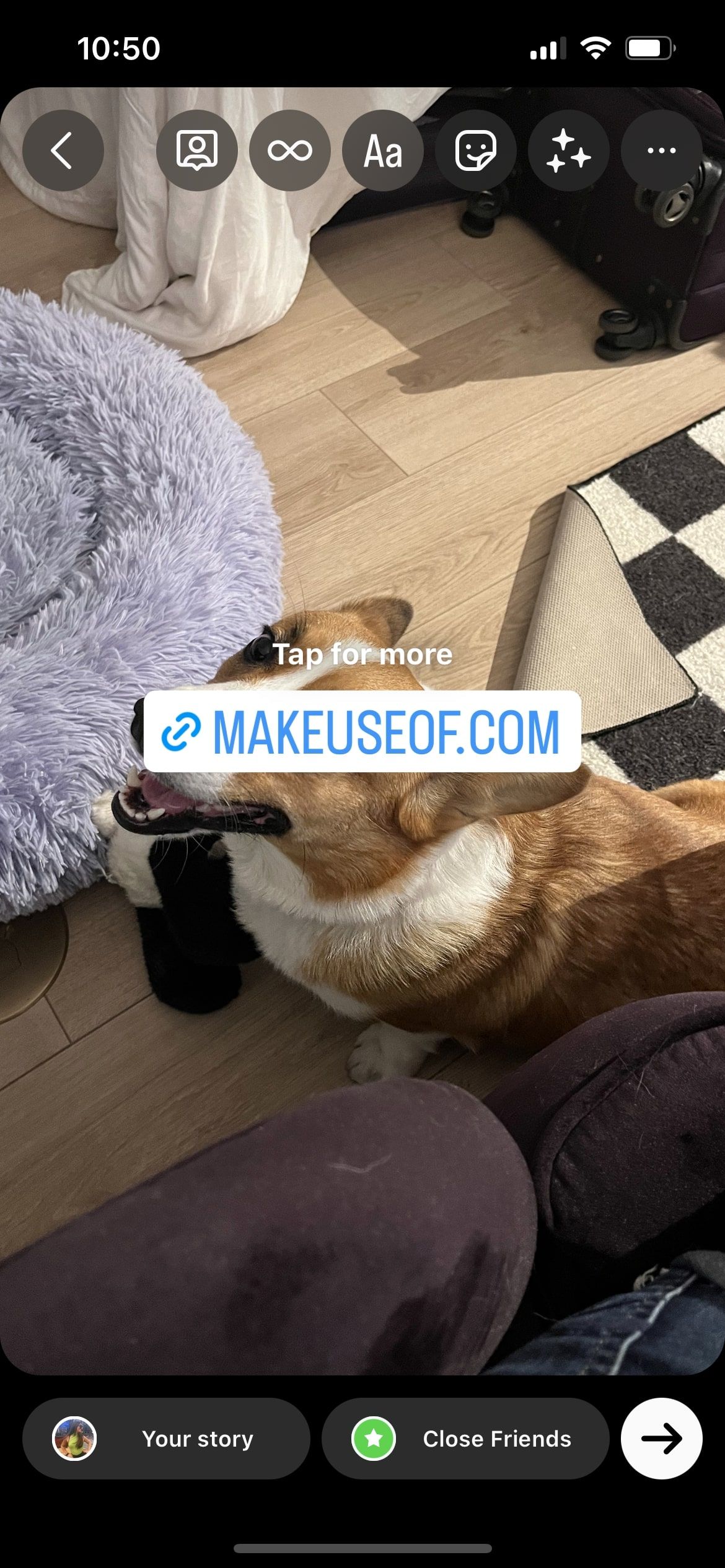 Стикер со ссылкой в истории Instagram на мобильном экране