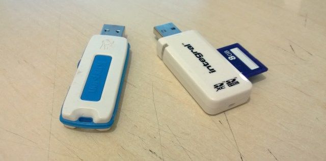 USB-флешка для диска восстановления рядом с ноутбуком