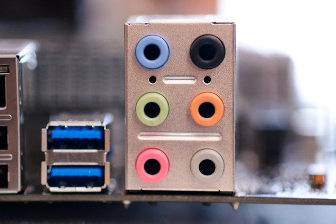 Порты звуковой карты на настольном компьютере