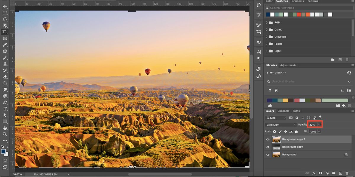 Слой с пониженной непрозрачностью до 32% в палитре слоёв Photoshop.