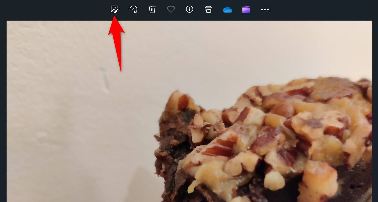 'Кнопка «Изменить изображение» в приложении Photos выделена.