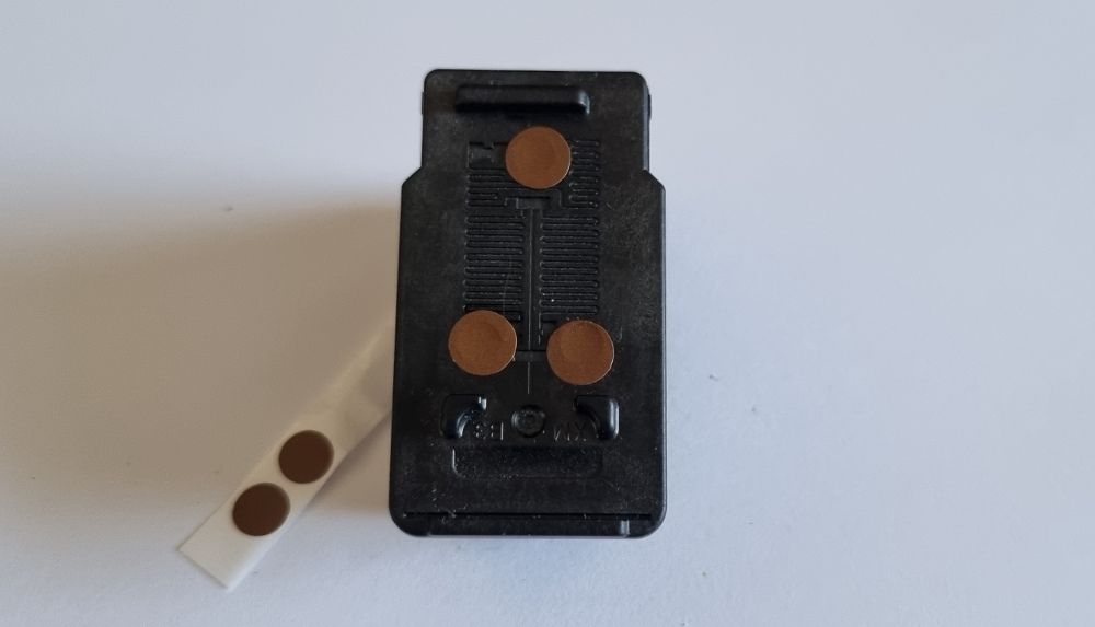 Картридж закрыт наклейкой после заправки