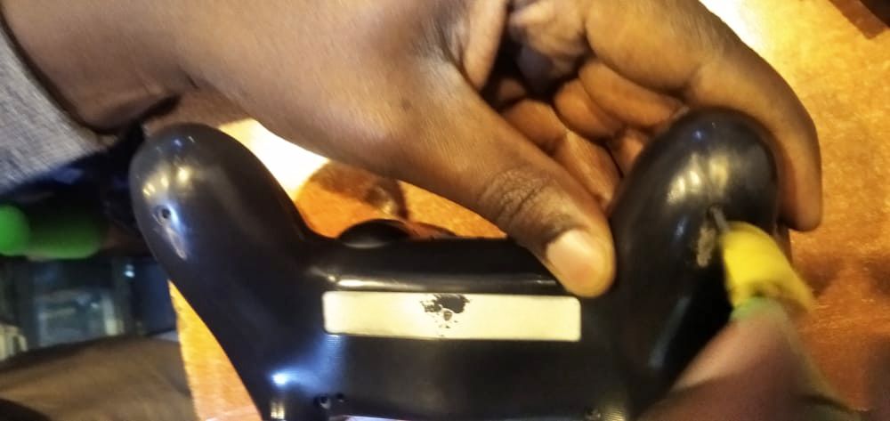 Отвинчивание винтов задней панели контроллера