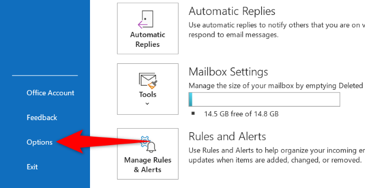 Выберите «Параметры» в левой боковой панели, чтобы открыть настройки Outlook.